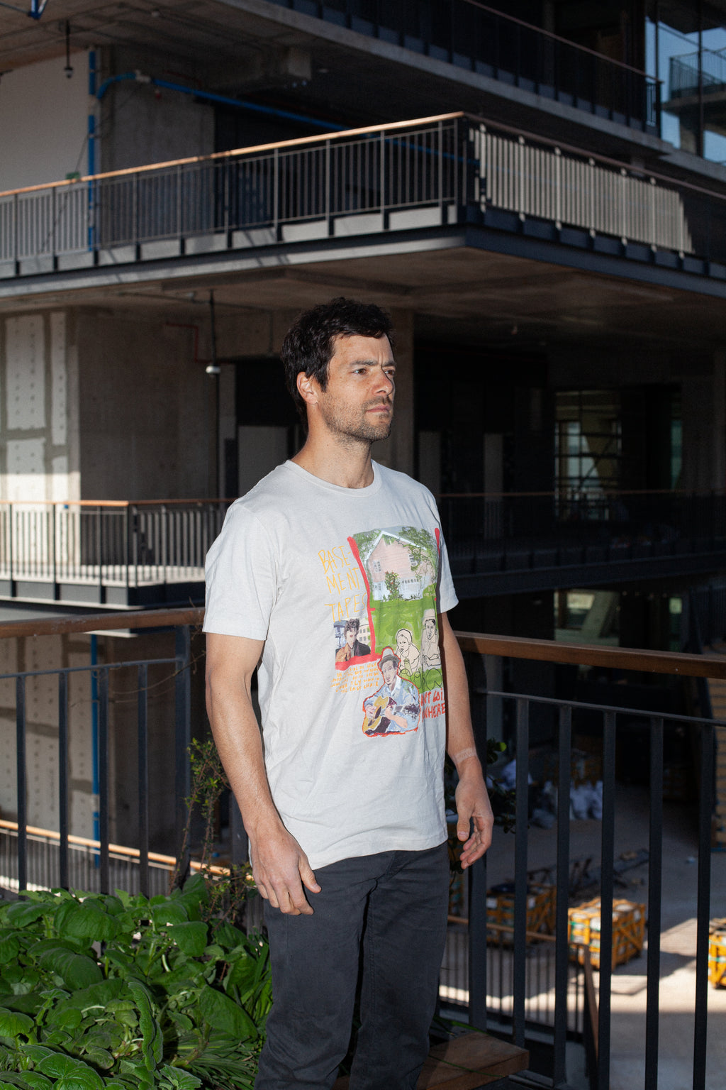 Modelo con polera de arte BIG PINK de Sergio Coddou. Versión color Dust, Classic Fit. Foto de estilo urbano. Zoom.